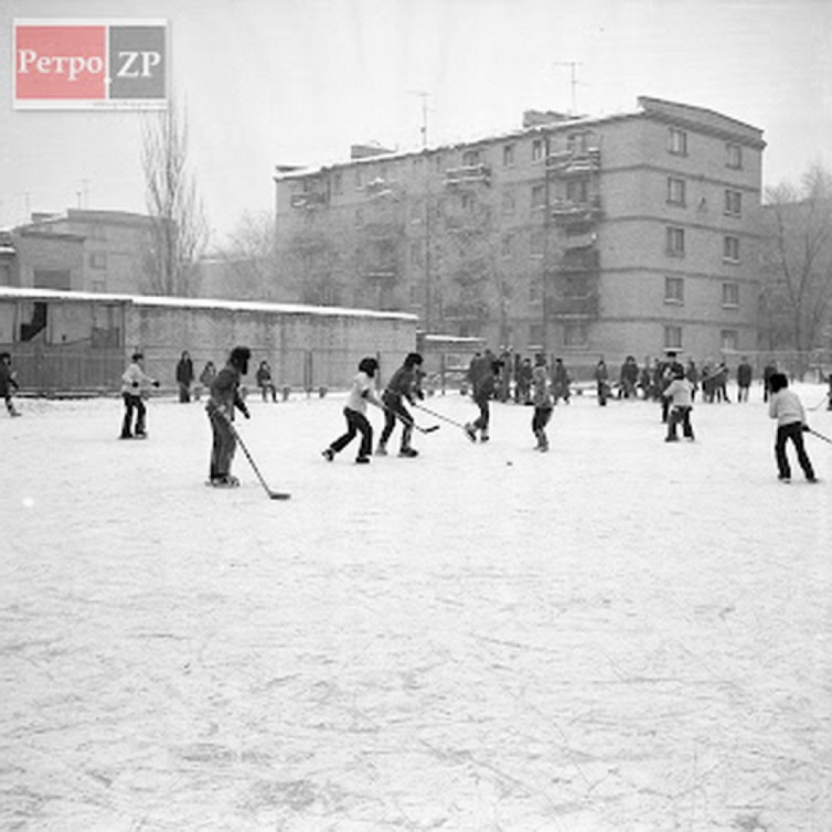 Хоккейная площадка в запорожском дворе