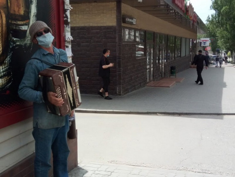 вуличний музикант у Запоріжжі під час карантину 