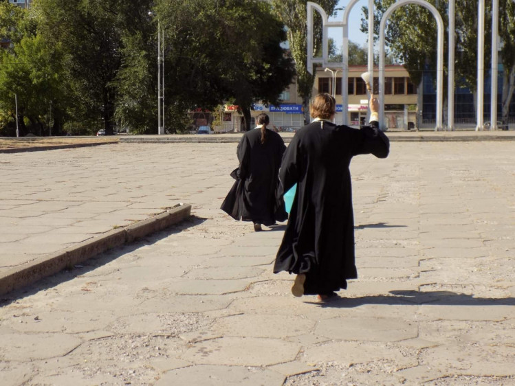 Священики окропляють площу в Запоріжжі святою водою 