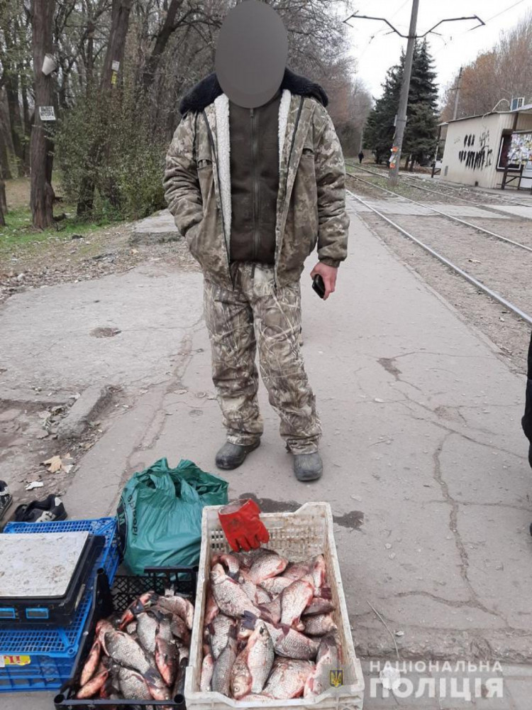 У Запоріжжі стихійний торговець рибою побився з активістами