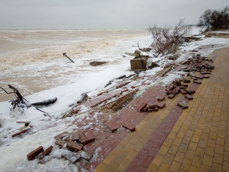 руйнівний шторм на Азові