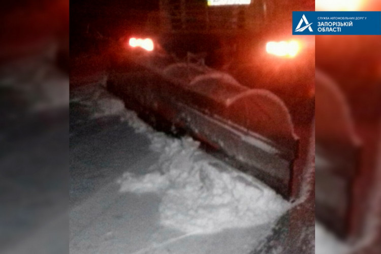 Уночі зі снігом на Запоріжжі поралися майже сотня дорожників