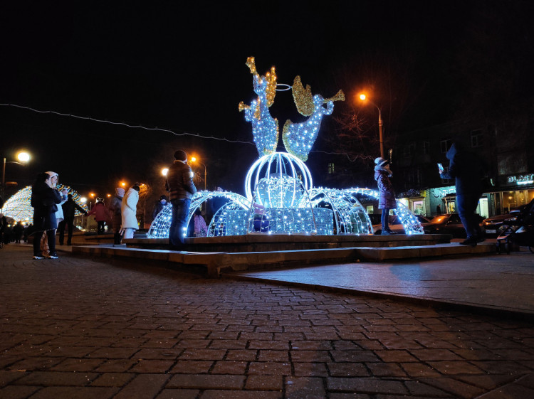 Новорічна локація на бульварі Шевченка у Запоріжжі