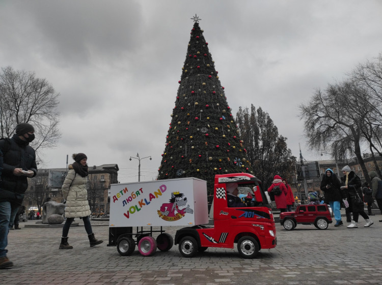 Новорічна локація на площі Маяковського в Запоріжжі
