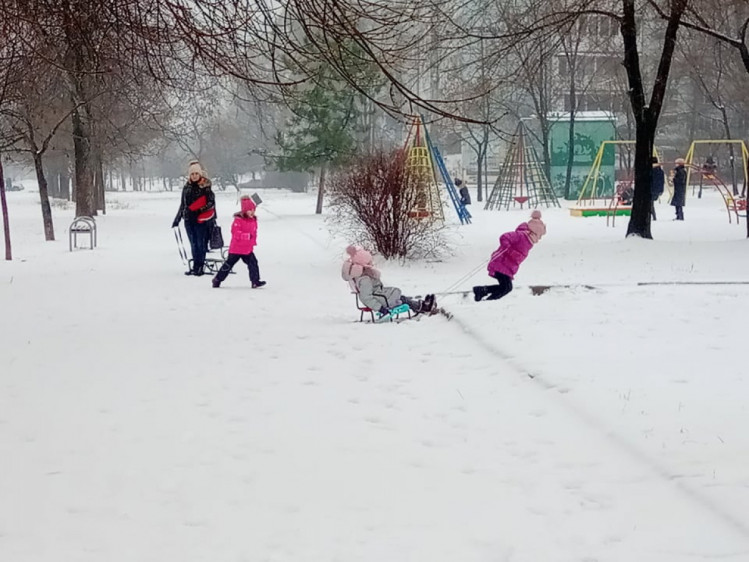 Запорізькі діти тішаться снігом