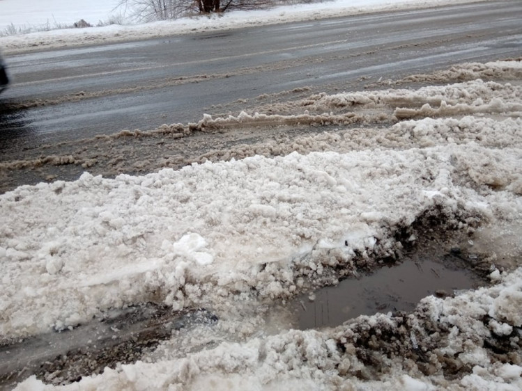 На запорожских дорогах образовалась каша из мокрого снега