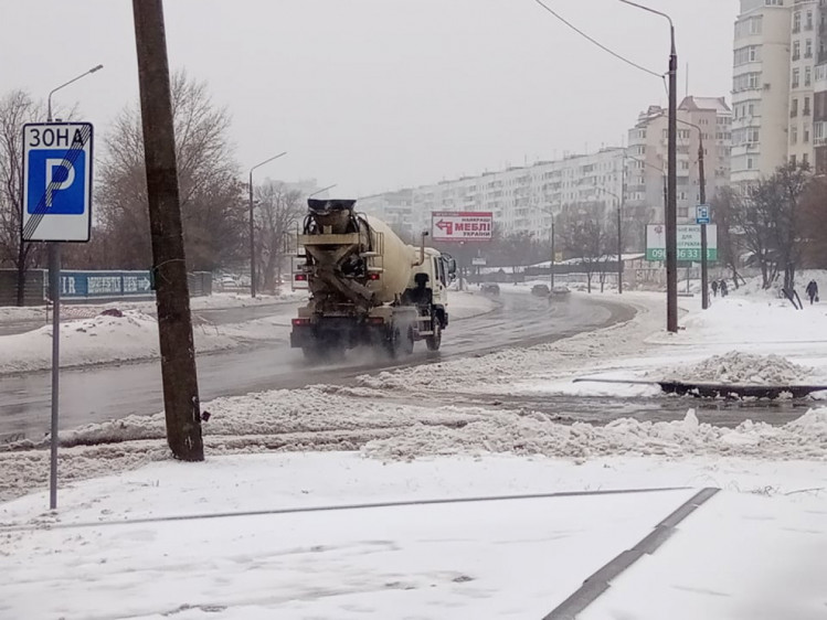 Дороги Запорожской области чистили с ночи