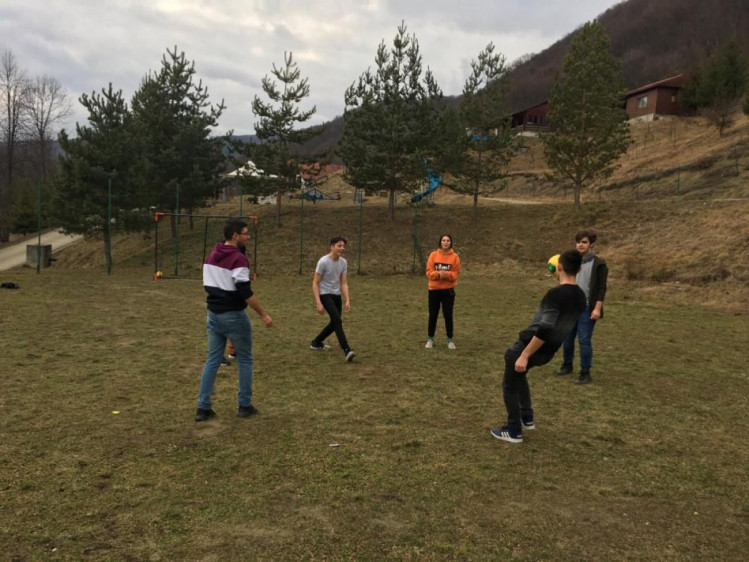 Школярі у Румунії грають у футбол 