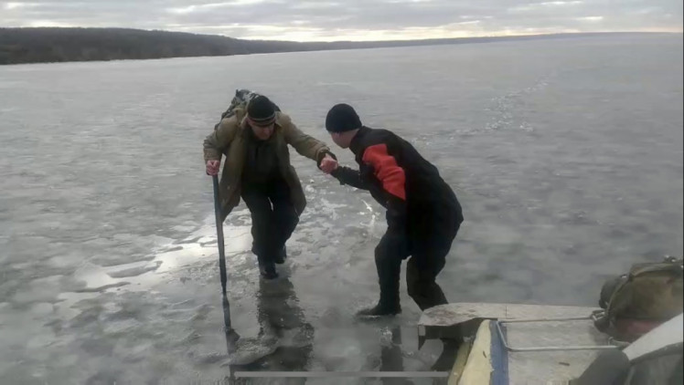 На Запоріжжі рибалки сигналили про допомогу з водосховища