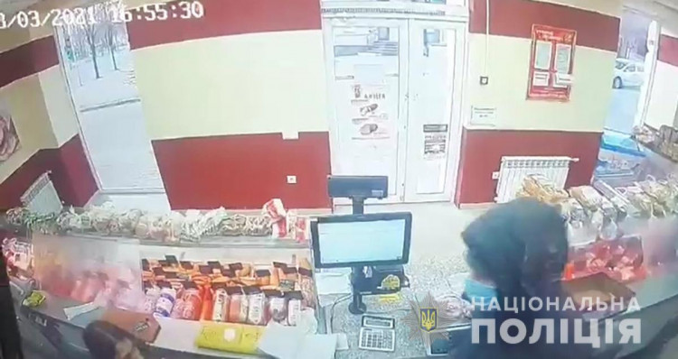 У Запоріжжі злочинець із викруткою напав на ковбасний магазин
