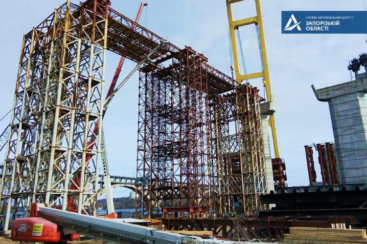 Плавучий кран зробив 5 рекордних ходок Дніпром для будівництва запорізьких мостів