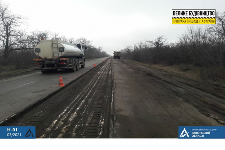 Запорізькі шляховики поновили ремонт траси з п’ятірки найдовших в Україні