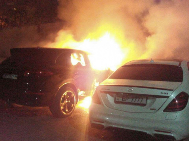 У Мелітополі вночі згоріли Porsche Cayenne та Mercedes