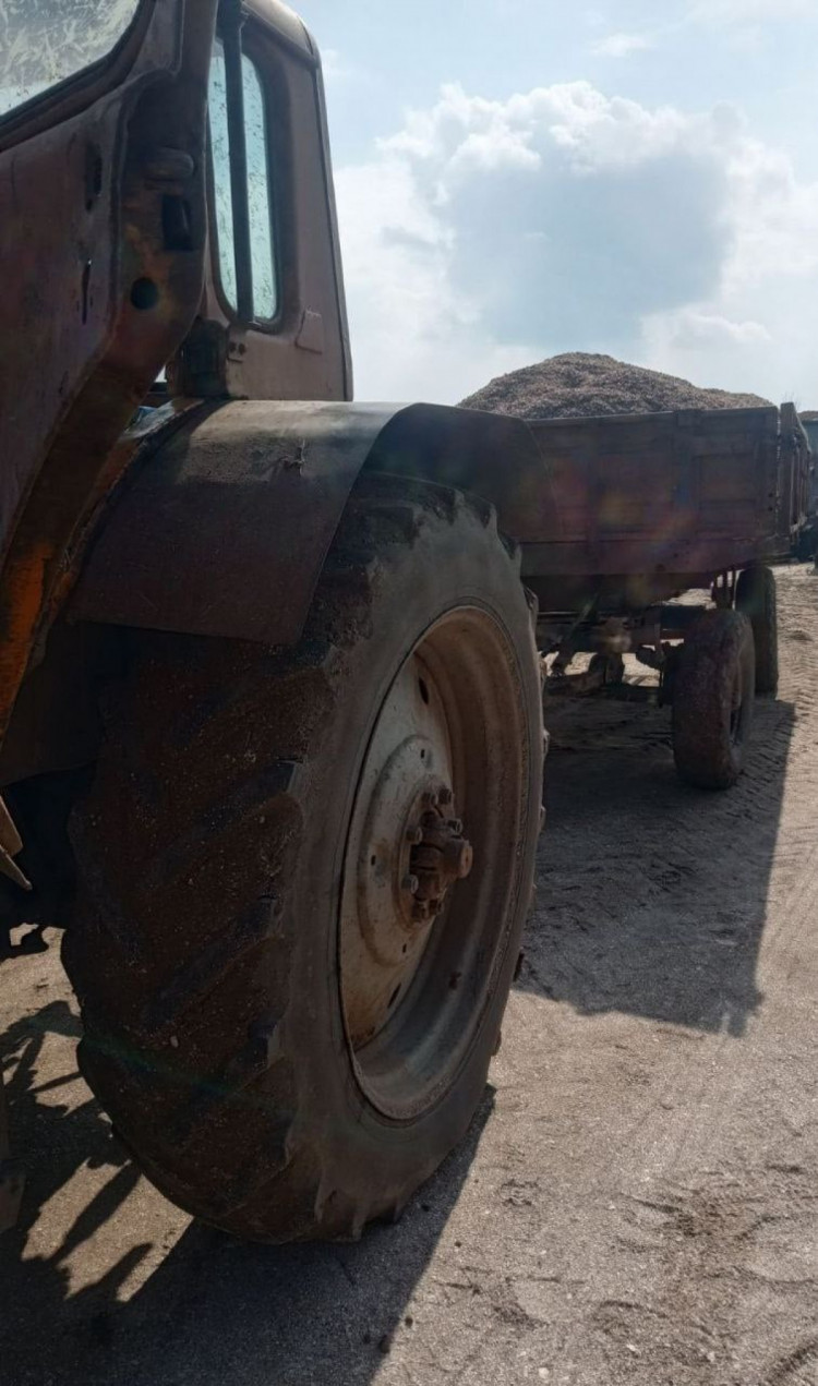 На Азовському узбережжі в Запорізькій області зловили чорного копача з двома тоннами піску