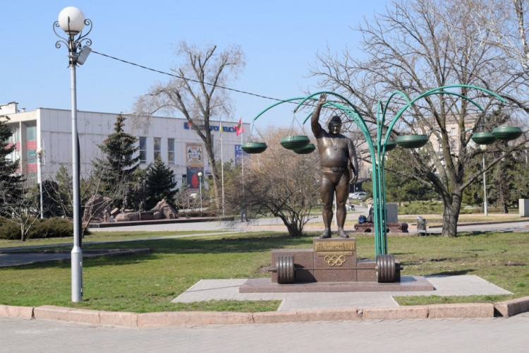 Памятник легендарному спортсмену, многократному чемпиону мира по тяжелой атлетике Леонид Жаботинский