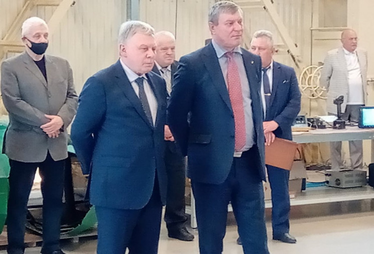 Наказ про прийняття лопатей на озброєння привіз до Запоріжжя міністр оборони України Андрій Таран
