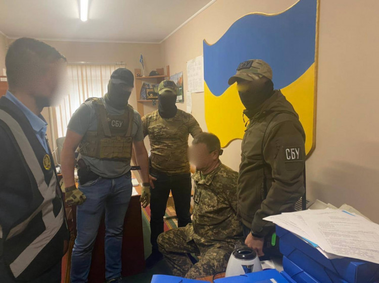 У задержанного за взяточничество запорожского военкома был сообщник из полиции