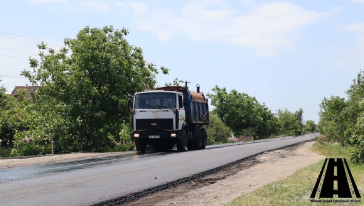 Дорожные работы ведутся на местной приморской дороге в Запорожской области