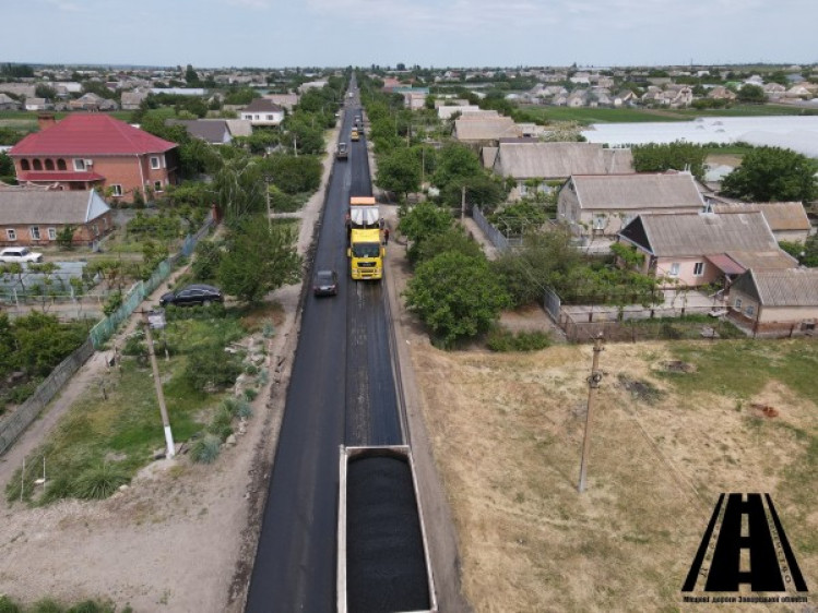 Дорожные работы ведутся на местной приморской дороге в Запорожской области
