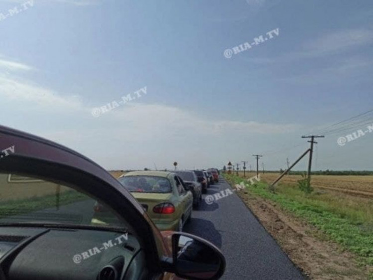 В Запорожской области машины застряли в огромных пробках по дороге на море