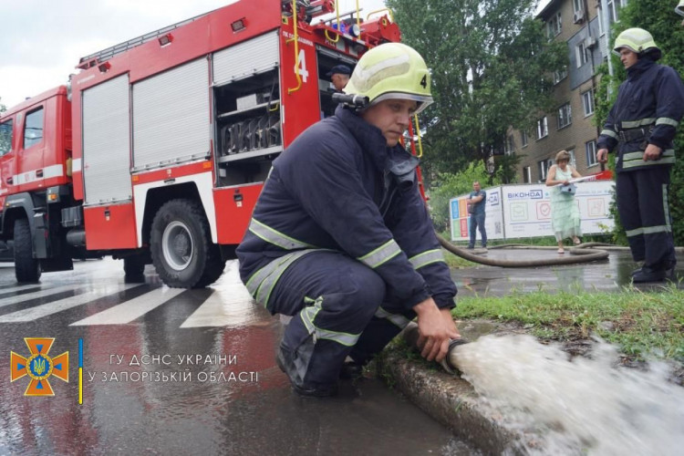 В Запорожье непродолжительная мощная непогода затопила дома и повалила деревья на автомобили
