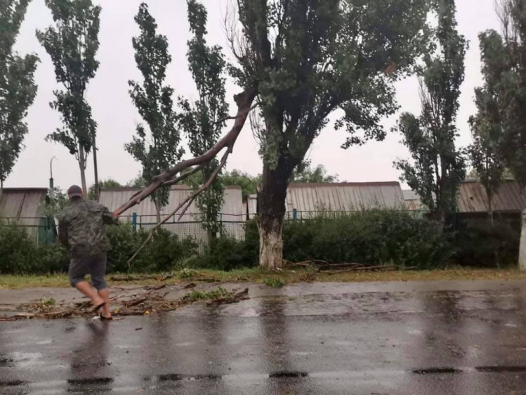 Непогода обесточила 110 баз отдыха на косе в Бердянске