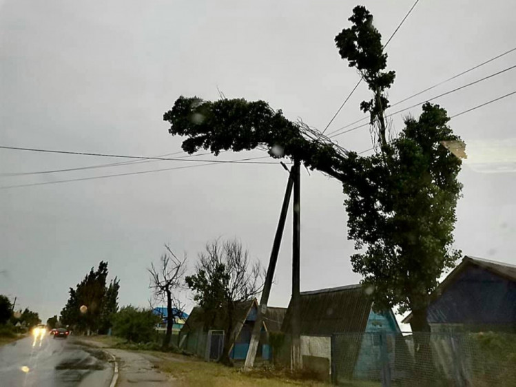 Негода знеструмили 110 баз відпочинку на косі в Бердянську