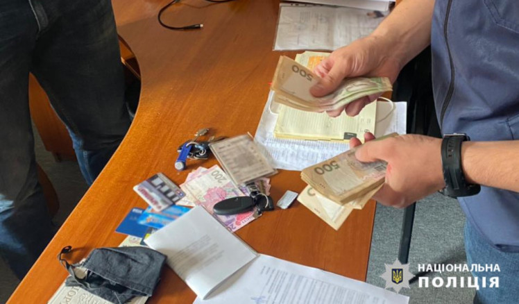 В Запорожье подполковника полиции застали на вымогательстве у предпринимателя 35 000 гривен ежемесячного & quot; отката & quot;