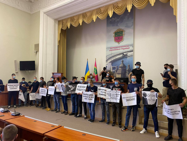 У Запоріжжі сесію міськради блокувала група молодиків