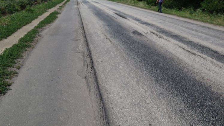 На Запорожье отремонтированную в прошлом году дорогу совершенно убили фуры