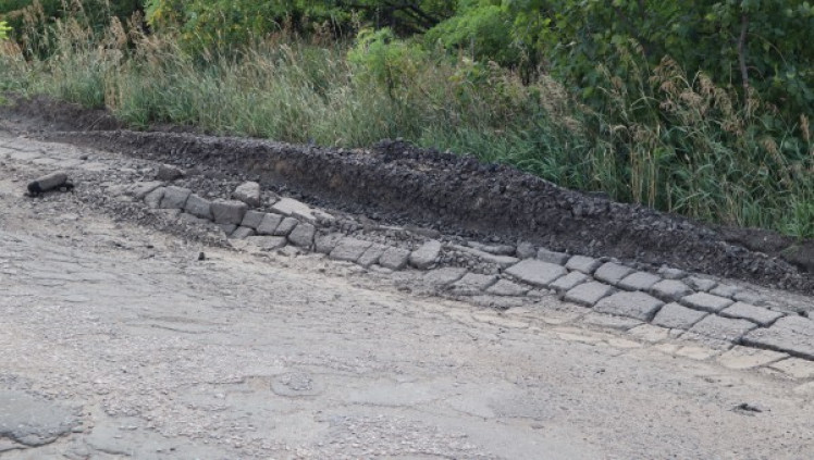 На Запорожье отремонтированную в прошлом году дорогу совершенно убили фуры
