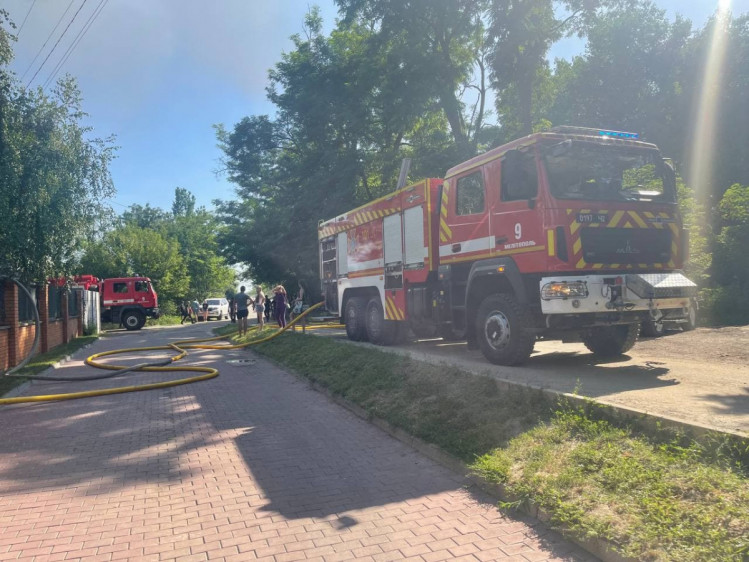 Спасатели ликвидировали пожар в коттеджном городке в Запорожье