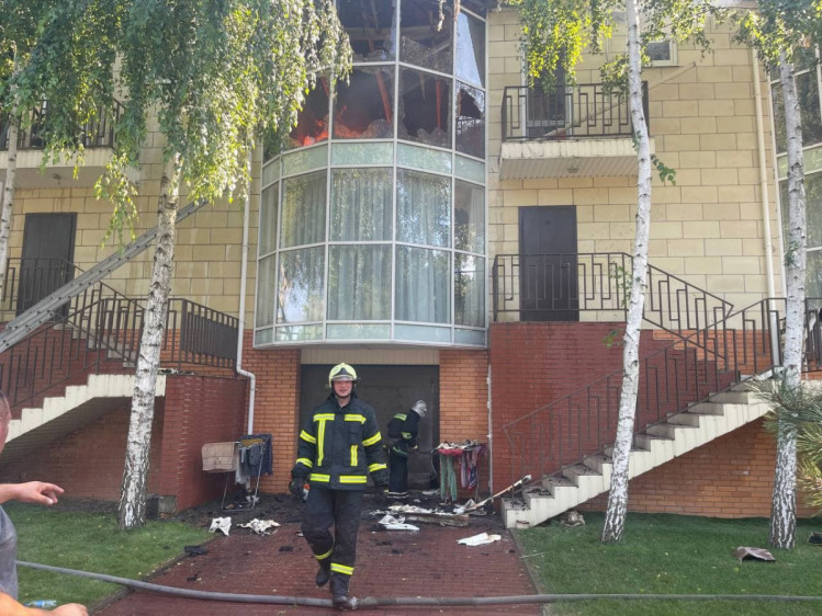 Спасатели ликвидировали пожар в коттеджном городке в Запорожье