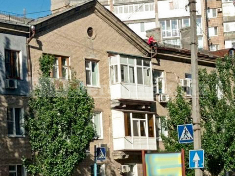 В Запорожье 17-летняя девушка хотела прыгнуть с крыши трехэтажки