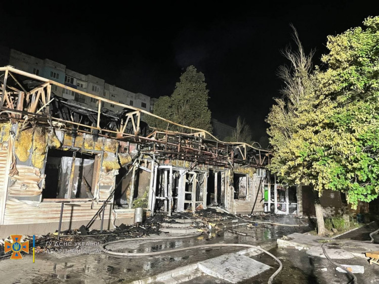 На запорізькому курорті вночі згорів великий магазин