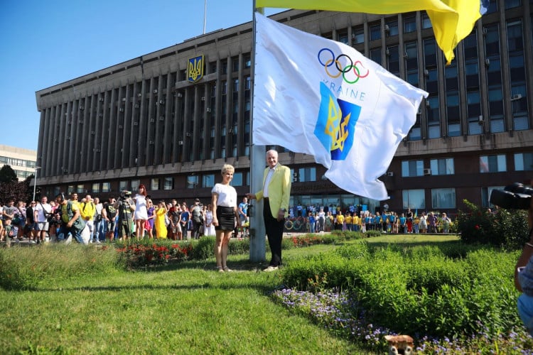 Право поднятия флага получили олимпийские чемпионы Александр Резанов и Ольга Стражева
