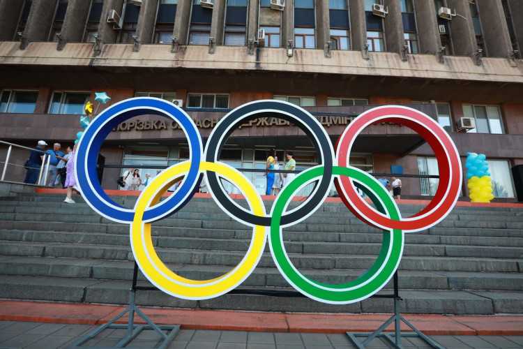 С утра на Майдане Героев у лестницы к облгосадминистрации появился главный символ Олимпиады