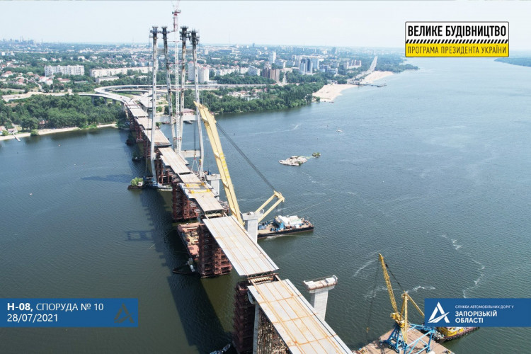 В Запорожье новый вантовый мост с объединил берега Днепра