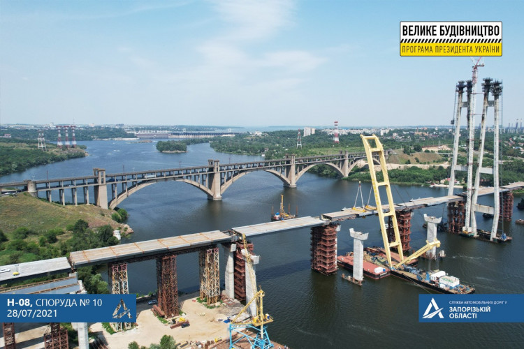 В Запорожье новый вантовый мост с объединил берега Днепра