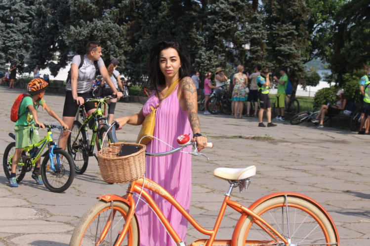 В Запорожье девушки в платьях проехались по городу на велосипедах