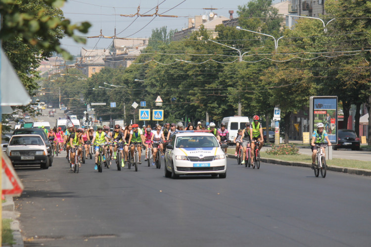 У Запоріжжі дівчата в сукнях проїхалися містом на велосипедах