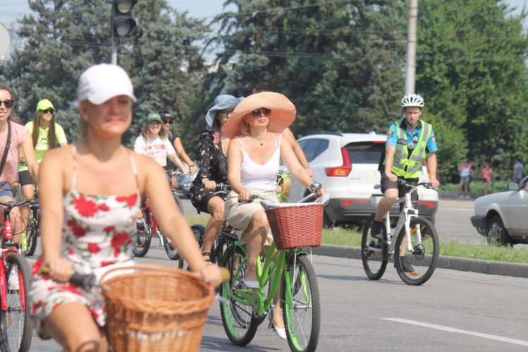 В Запорожье девушки в платьях проехались по городу на велосипедах