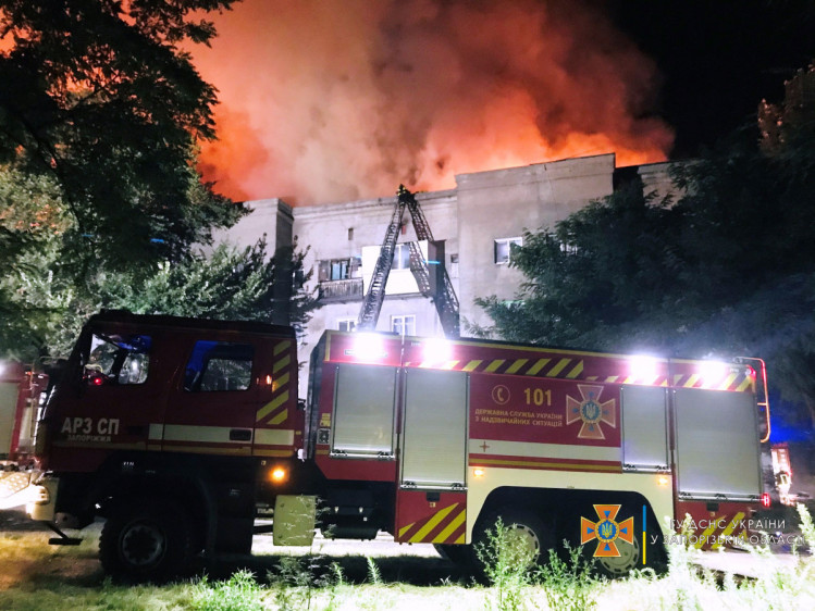 Пожар на крыше жилого дома в Запорожье