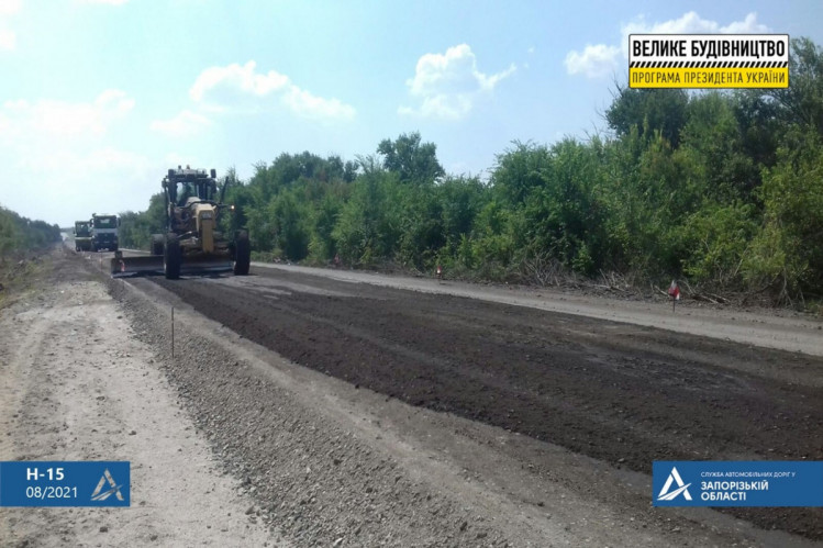 В Запорожской области дорожники начали ремонт дороги на Донецк