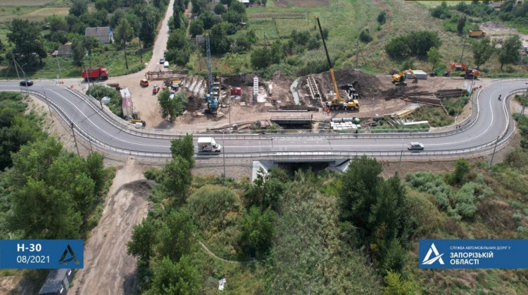 У Запорізькій області реконструюють аварійний міст на курортній трасі