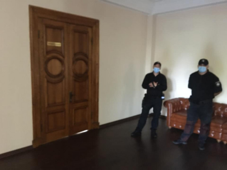 Правоохранители пришли с обысками к чиновникам мэрии Запорожья