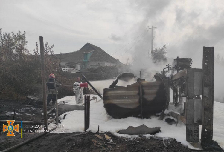 В Запорожье перевернулась и загорелась автоцистерна с 5 тоннами бензина