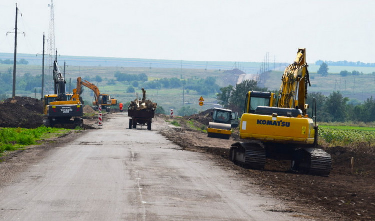 Ремонт важной автодороги в Бердянском районе начали дорожники