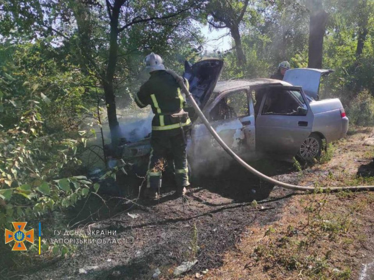 Палаюче авто загасили рятувальники