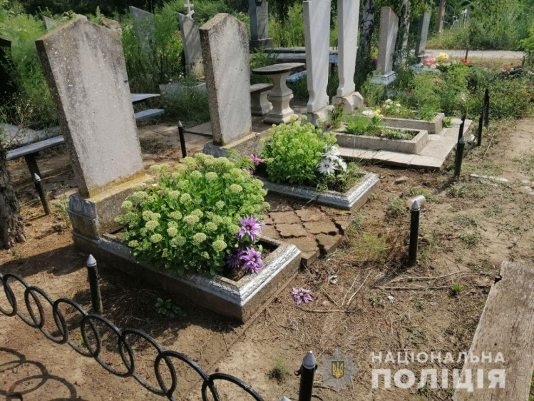 Запорожские полицейские нашли кладбищенского вандала